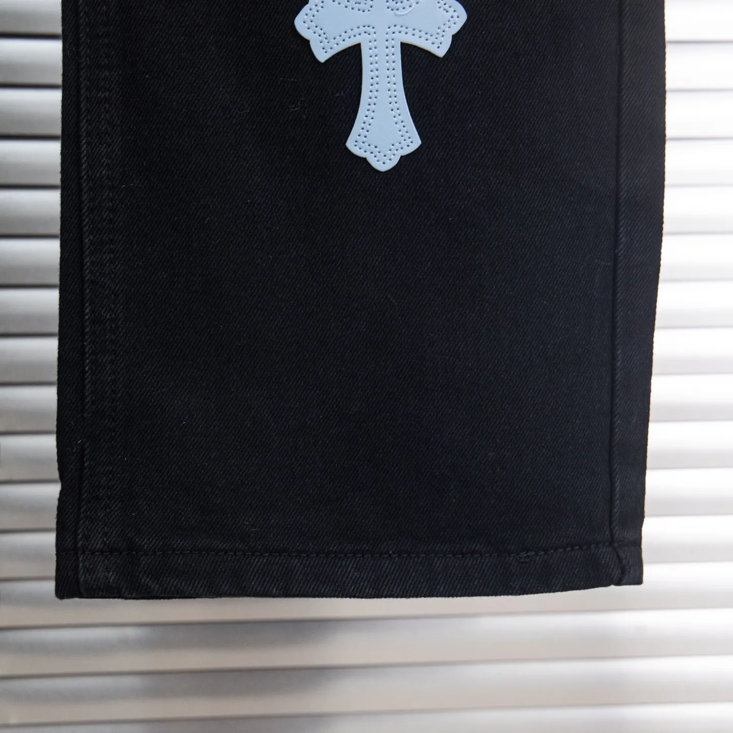P260 Chrome Hearts Black Pants Sanskrit Blue and White Patch Leather Jeans CH jeans need to be washed before being dismantled and then hand-stitched with sheepskin cross leather and then spliced ​​together. The whole piece has too many craftsmanship to describe. The patches are decorated with cross patterns and the high-waisted washed jeans! ! Absolutely high-end luxury products, god-level single products and super popular products, made with top heavy industry, a must-see magic weapon. Customized hardware. The fabric is thick and soft after washing. It has good breathability. Customized small leather label. Unique design. The details are simple and elegant, and the workmanship is exquisite. The entire trousers are neatly routed and the details are in place! It’s so cool that both men and women can easily control the genderless trend! Style number: 1873# Color: black Size: 28 30 32 34
